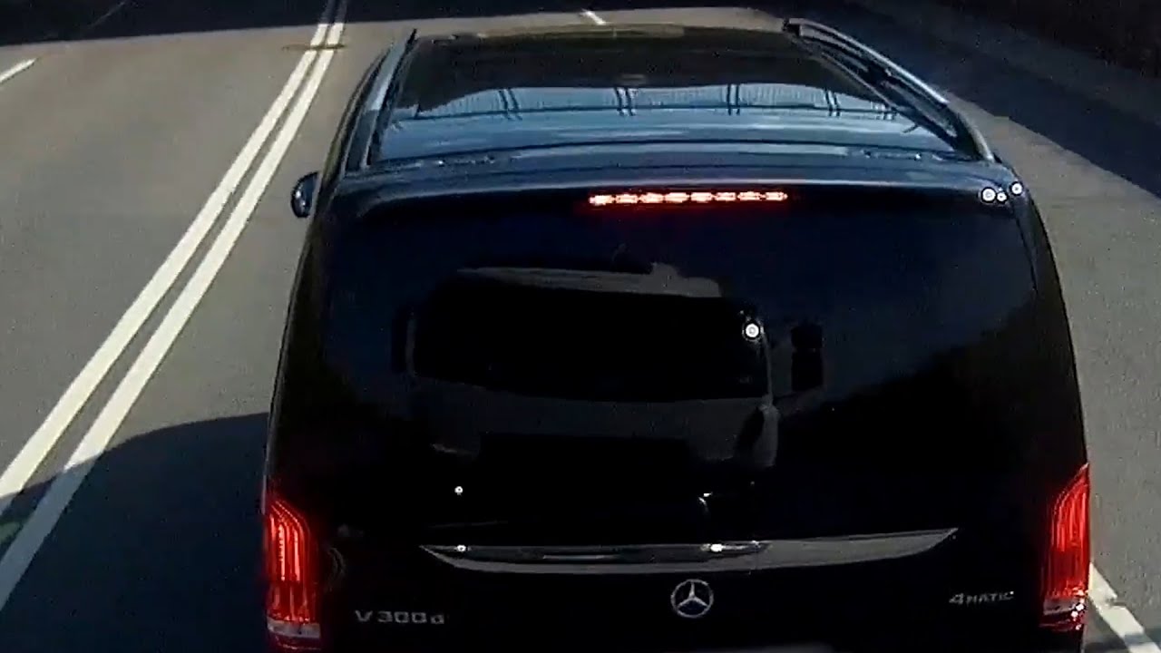 „Mercedes“ vairuotojas auklėja vilkiko vairuotoją