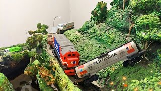 Download the video "Kereta Api Indonesia CC201 Merah Biru Menabrak Gerbong Pertamina Sampai Terseret"