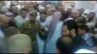 صورة مشهد تتجلي فيه محبة الناس للشيخ الحويني في الحرم المدني