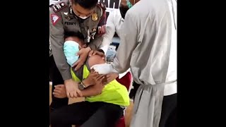 Download lagu Polisi takut disuntik🤣 endingnya ngakak banget😂 ~Story wa tni/polri~ mp3