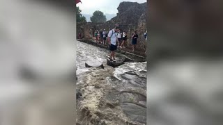 Turisti sorpresi da bomba d'acqua a Pompei, i viali degli Scavi come fiumi