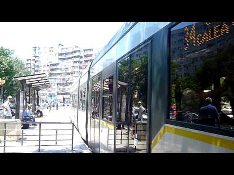 Tramvaiul Bucur LF #401 parasind statia "Bd. Banu Manta" pe linia 34