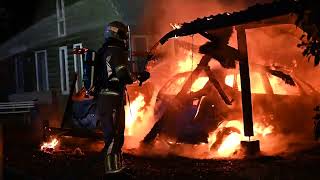 Auto's branden uit onder carport Mijdrecht, brandweer voorkomt overslag naar woning