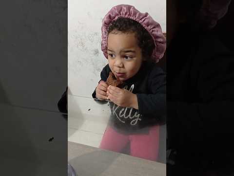 comendo bolo 🎂 de chocolate 🍫 de cafe da tarde Maria Fernanda criança de 3 anos