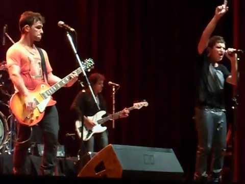 Rock Bones-Amigos Siempre.Benjamín Rojas, Boys Don't Cry y Felipe Colombo Wonderwall.