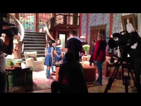 Bastidores de gravação da novela Chiquititas com a atriz Cinthia Cruz com a personagem Cris.