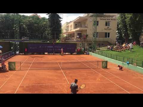 Fanselow winning 1st set. Heller fighting on next court