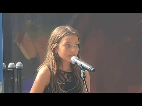 Miljon in ena. Metka Grahek Ličer, nastop v Slamnikarskem parku.