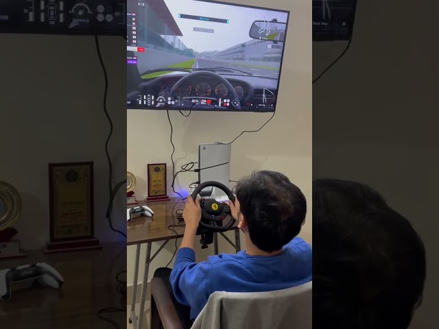 Vídeo relacionado con Thrustmaster T98 Ferrari 296 GTS - Volante de Carreras para Xbox Series X|S y PC (Réplica Oficial 1:1, Sistema Bungee Cord de Resistencia Lineal, Incluye 2 Pedales) Negro