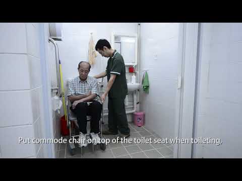 影片：Assist elderly to transfer from commode chair to toilet seat