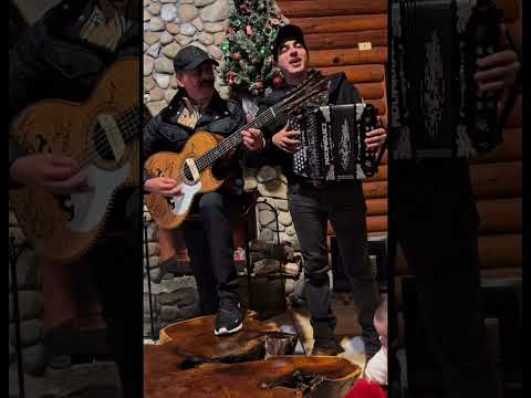 Raúl Hernández, Eduardo Hernández y Raúl Hernández jr. cantando y conviviendo juntos