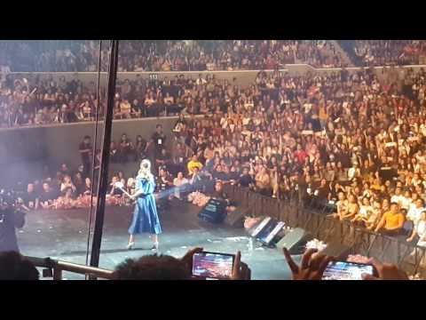 170728 Park Shin Hye taking group selca with fans during Flower of Angel Manila