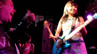 Shonen Knife - &quot;Banana Chips&quot; (live)