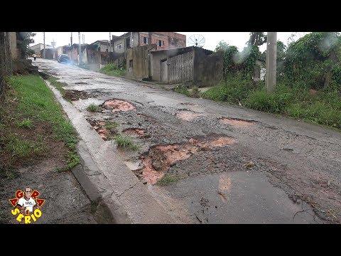 Moradores revoltados com o abandono da Rua Jorge Nino Soares resolvem fazer a manutenção da rua com cascalho de construção.