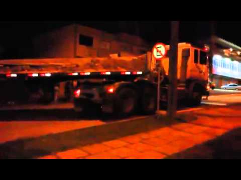 Colisão de caminhão em muro de residência na Pigatto