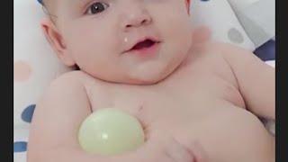Download lagu Memandikan Bayi Lebih Mudah Pakai BathTub ini.. mp3