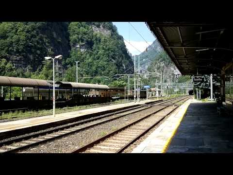 Re 4/4 SBB CON CARROZZE PASSEGGERI E TRANSITI VARI A ISELLE (VB) 27 - 6 - 2015.