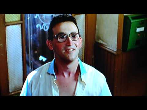 Torrente Waffenneard im Hausflur