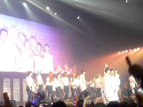 SMTOWN LIVE IN PARIS - GOOD BYE PARIS End of Concert with All SM TOWN 110611 [ fancam ]