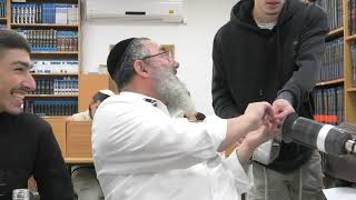 הרב דניאל אלול - הקשר של שבעת המינים אלינו - ט"ו בשבט התשפ"ה (ישיבת שעלבים) - התמונה מוצגת ישירות מתוך אתר האינטרנט יוטיוב. זכויות היוצרים בתמונה שייכות ליוצרה. קישור קרדיט למקור התוכן נמצא בתוך דף הסרטון הרב דניאל אלול - הקשר של שבעת המינים אלינו - ט"ו בשבט התשפ"ה (ישיבת שעלבים) - התמונה מוצגת ישירות מתוך אתר האינטרנט יוטיוב. זכויות היוצרים בתמונה שייכות ליוצרה. קישור קרדיט למקור התוכן נמצא בתוך דף הסרטון