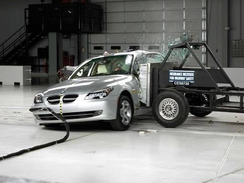 2008 BMW 5 series side IIHS crash test