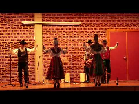 Actuación del gruipo Arraigo en El Cubo de Don Sancho por las fiestas del Corpus