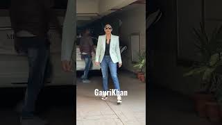 Download lagu Gauri Khan Snapped at Bandra #shorts #bandra #gaurikhan #mumbai #pradeshjagran #srk #bollywood mp3