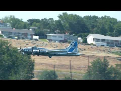WW2 B-17 Bomber flyby
