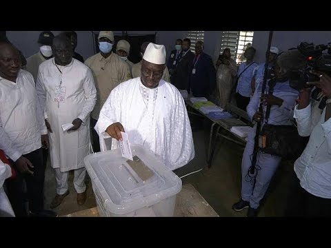 شاهد السنغاليون يختارون نوابهم في اختبار مهم للرئيس ماكي سال