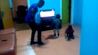 Okyeame Kwame dancing with his Kids