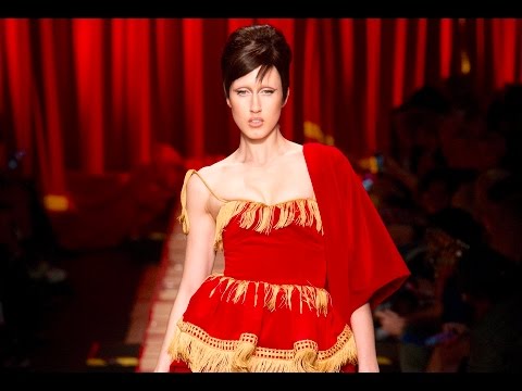 A 60 Second ⏱  Review of the Moschino Fall/Winter 2017 show
