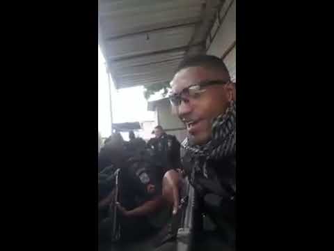 POLICIAIS ENCURRALADOS EM TROCA DE TIROS COM BANDIDOS FICAM NA ESPERA DO CARRO BLINDADO O CAVEIRÃO