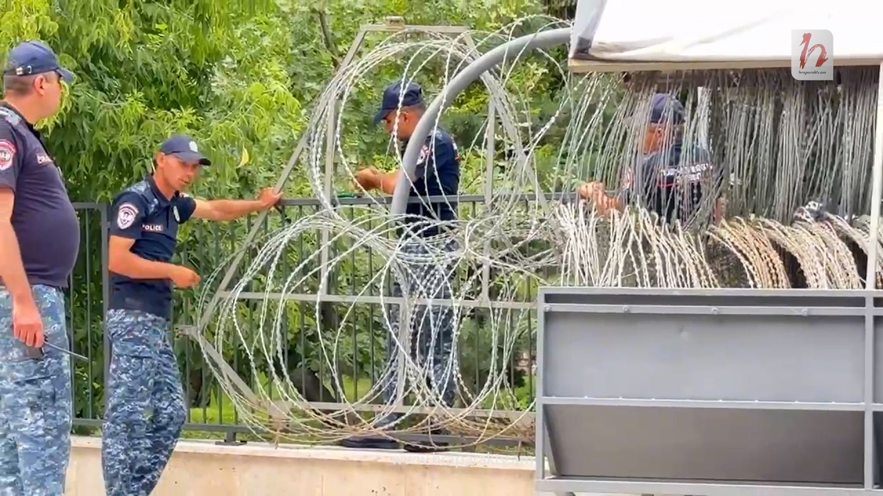 Ոստիկանները փշալար են տեղադրում Դեմիրճյան փողոցում