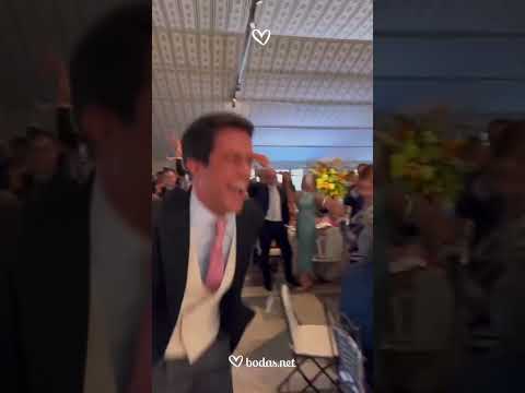 Entrada al banquete por todo lo alto! 💘 #shorts #bodasnet #novios #banquete