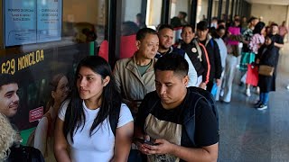 Largas colas y sistema caído en el primer día de la regularización de inmigrantes en España