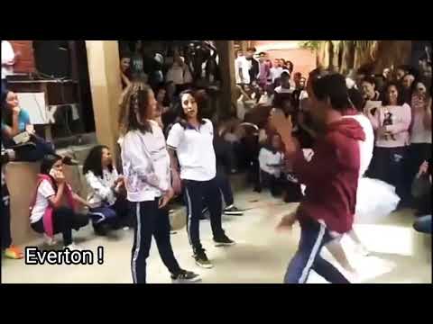 DUELO DE PASSINHO NA ESCOLA ( Everton ! )