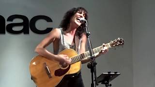 Aquí me tienes - Neus Ferri presenta Aquí me tienes en FNAC Valencia.