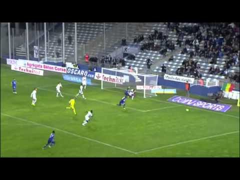 Cómico : Guillaume Gillet (Bastía) sale corriendo a festejar el gol pero...