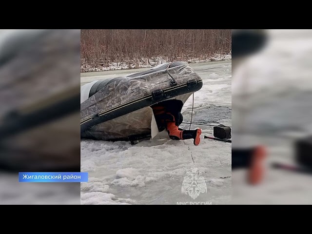 Поиски пропавших рыбаков продолжаются