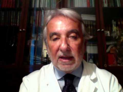 Dal quale le borse sotto occhi e i cerchi scuri sotto occhi appaiono Argilla azzurra per lapplicazione di persona di una maschera per
