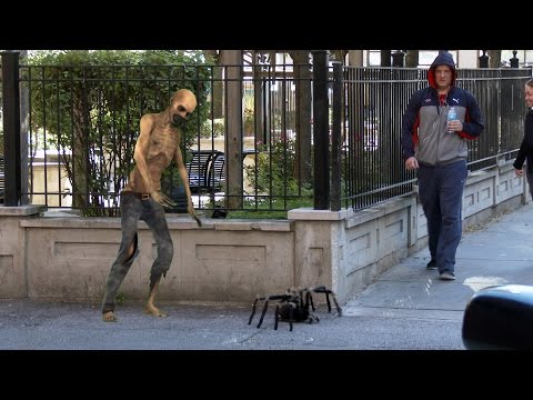 Big Spider Attack In The City - Remote Control - 4K (Situation X)
