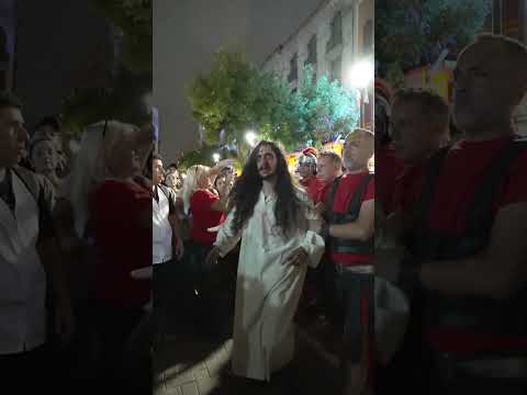 Acompañamos la tradicional procesión del Vía Crucis por las calles de Córdoba.