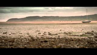 preview picture of video 'Story of 1km Land Rover Drawn in the Sand - Unravel Travel TV'