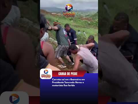 Carreta cai em ribanceira em Presidente Tancredo Neves e motorista fica ferido