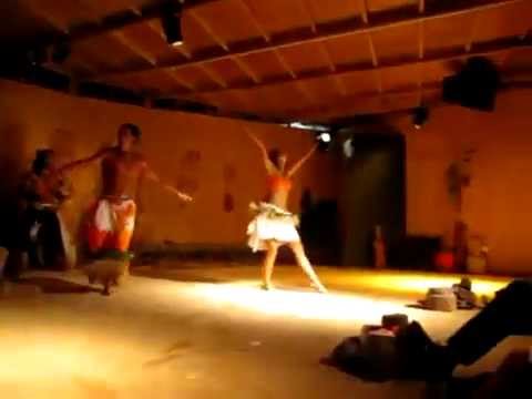 VAENGA TEAO - watch his dynamic native dance with two Rapa Nui girls!