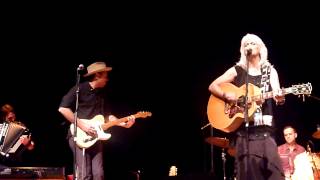 Emmylou Harris – “Born To Run” / Instrumental at Peabody Auditorium, Daytona Beach, FL (11/13/14)