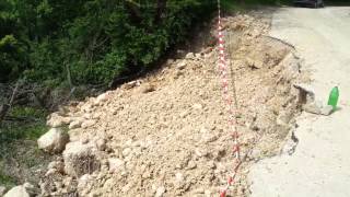 preview picture of video 'Srebrenik, klizište na putu ka Golo brdo i vikend naselje Mlakva 2014 05 19'