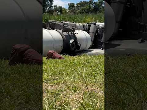 Caminhão-tanque tomba na BR-369 e provoca interdição total no norte do Paraná