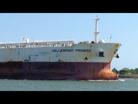 Fox Trot Lancha de Pilotos y Hellespont Promise Barco Petrolero del Reino Unido.