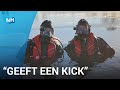Brandweerduikers oefenen onder het ijs